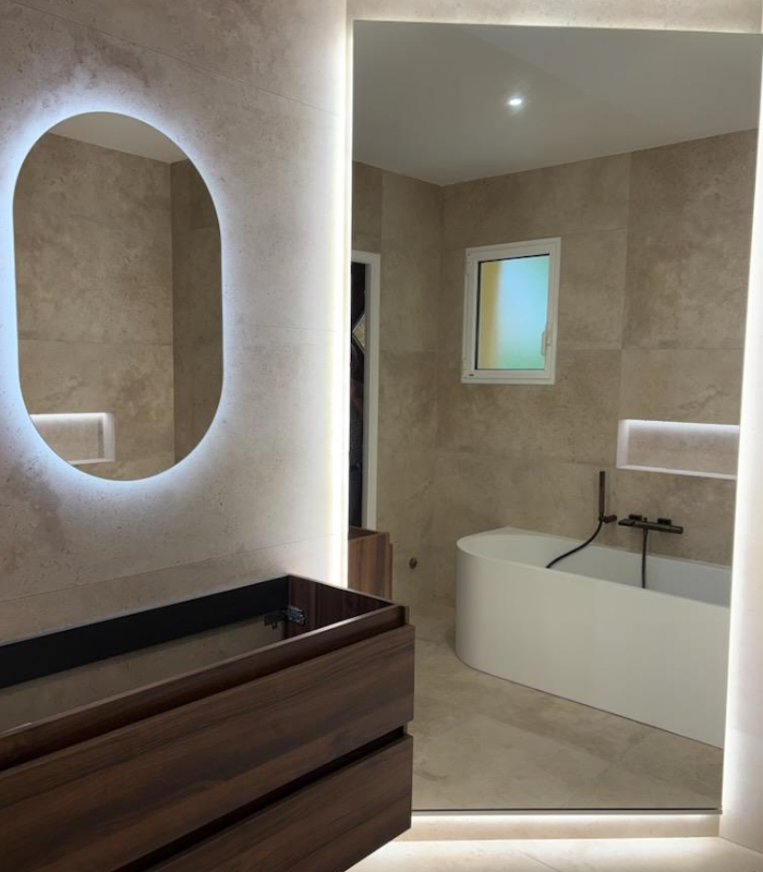 Cabine de douche moderne avec carrelage mural gris et robinetterie installée