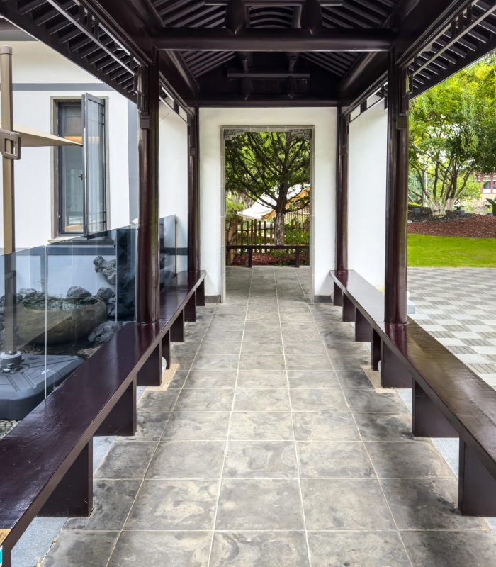 Terrasse couverte avec carrelage extérieur antidérapant et pose de dalles grand format