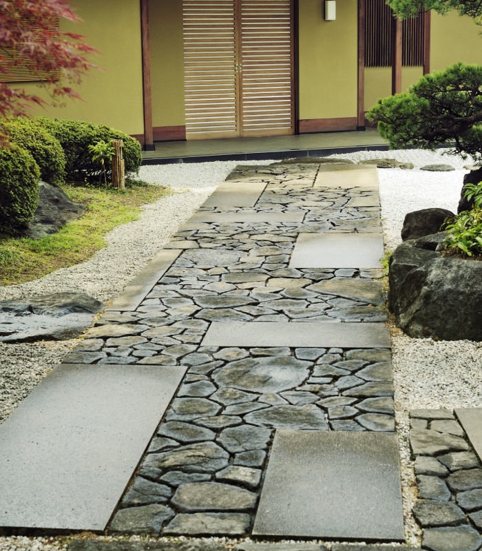 Allée de jardin en pierre naturelle et dalles extérieures posées sur gravier